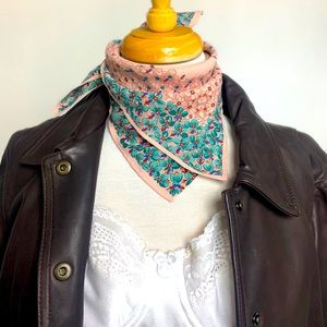 💫🌸Vintage Abstract Floral Square Scarf 🌸
